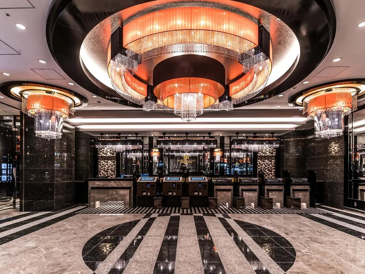 ***  Apa Hotel & Resort Midosuji Hommachi Eki Tower Osaka Japan